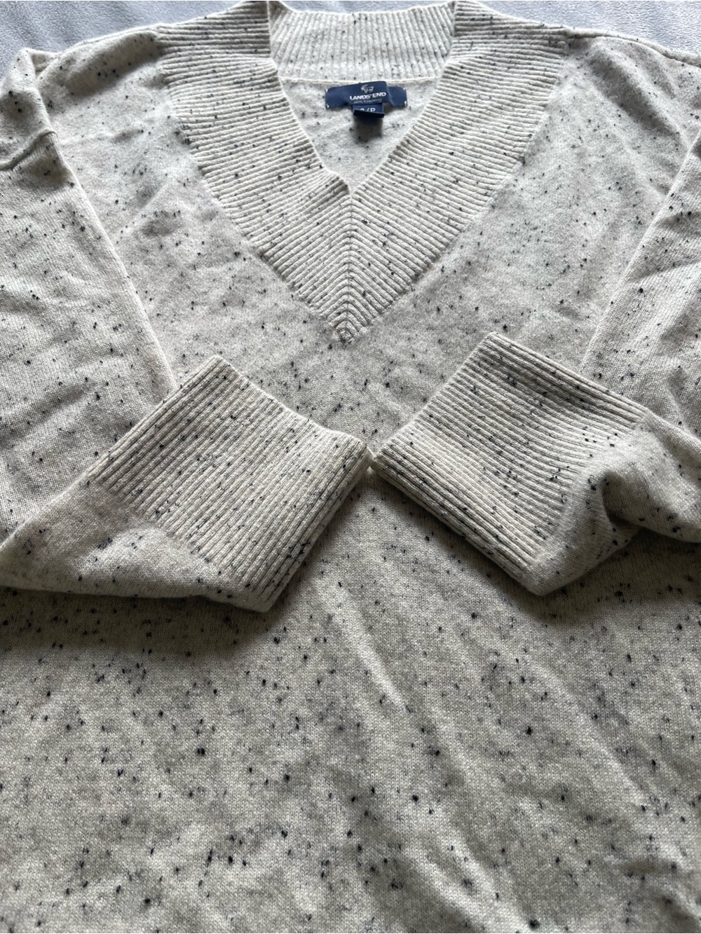 Land’s End women 100% cashmere heathered cream speckled v neck sweater, S 6-8 - Picture 6 of 11